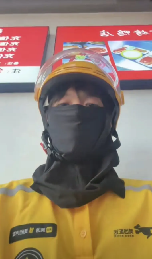 儿子突然长大了。放暑假了就这几天38度的高温，我家大儿子竟然每天踩着自行车去送