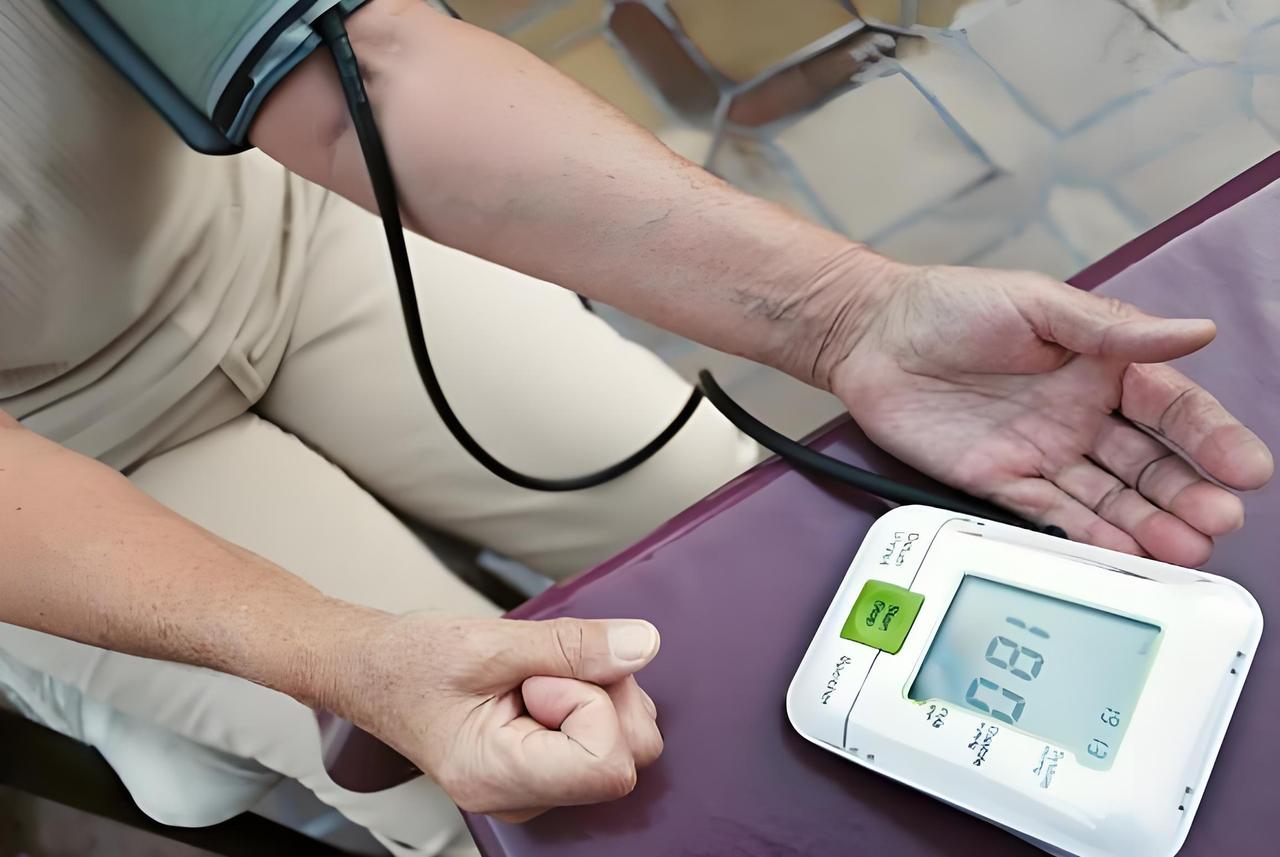 讲讲高血压吧，免得吃药一吃半辈子 之前一个高血压的老人来看诊，进门就大叹气问