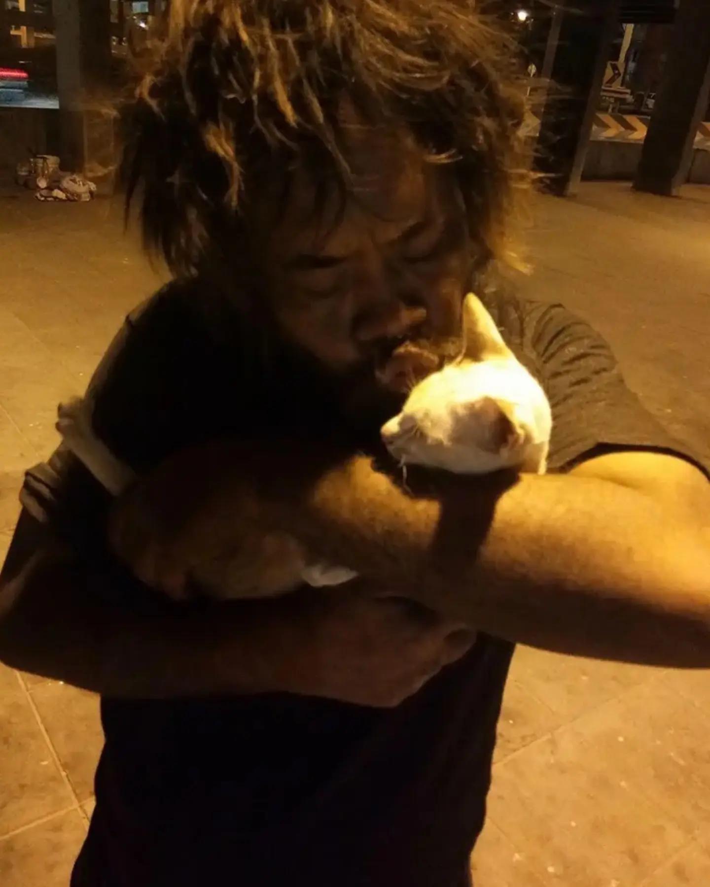 “别再给流浪猫喂猫粮了。”这句话，是我在泰国街头听到最离谱的一句话。 ...