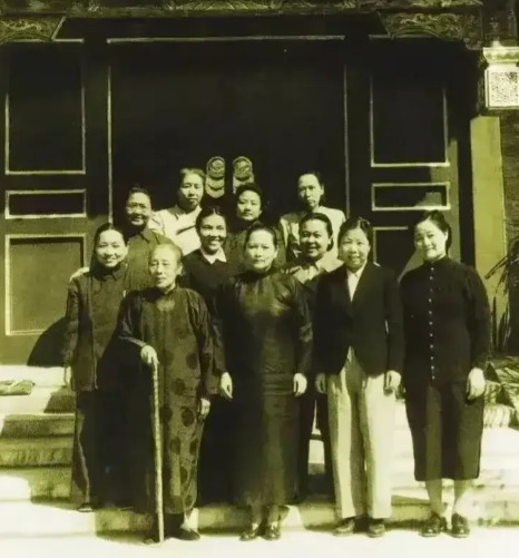 1049年，党内伟大女性的一张珍贵合影，宋庆龄站在C位！回到1949年，