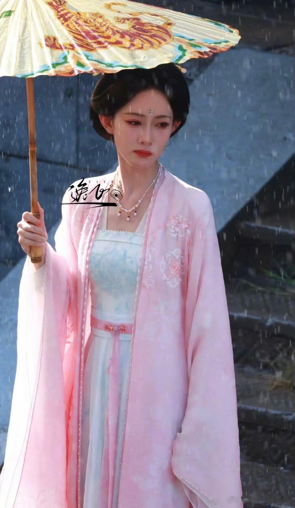 孟子义李昀锐雨中撑伞路透​​​完全氛围感的神啊！！！孟子义李昀锐雨中撑伞简直太