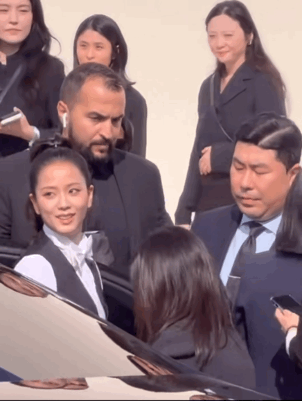 金智秀和保镖融为一体了，这脸状态也不好啊​​​