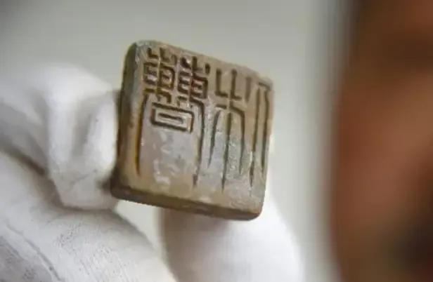 夯土层突然塌陷时，考古队员手里的洛阳铲差点脱手。这个深达10米的竖井边缘，散