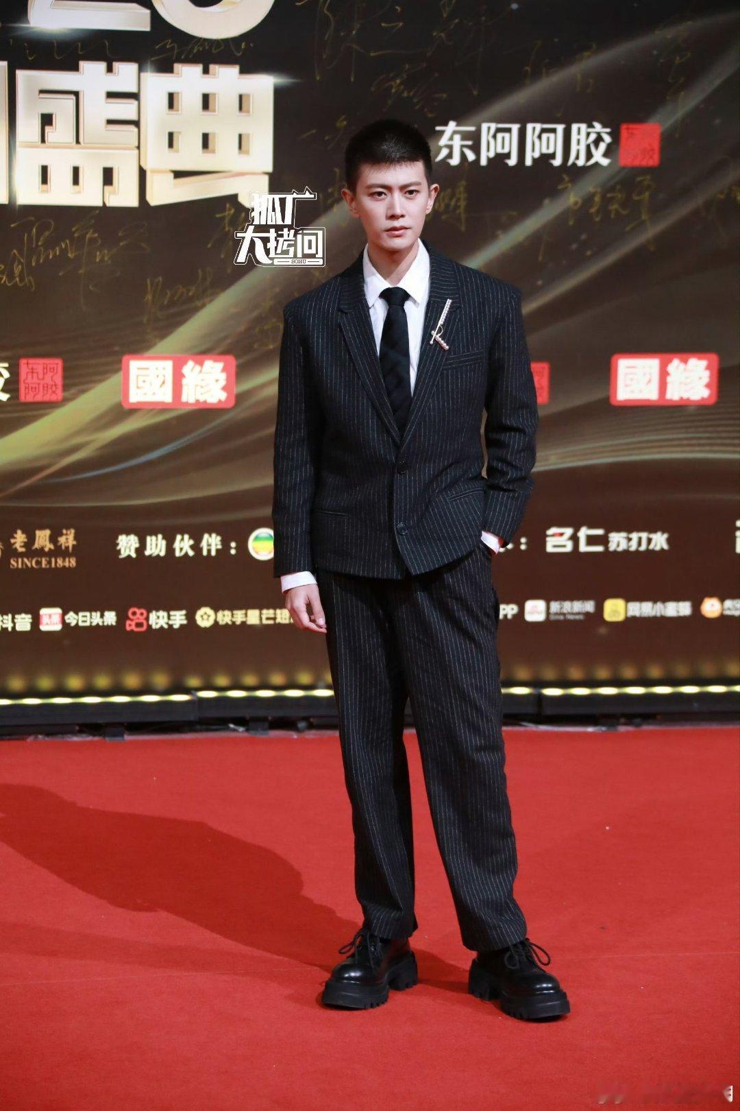 任嘉伦黑色条纹西装任嘉伦的红毯造型从来不让人失望！国剧盛典黑色条纹西装上身，帅