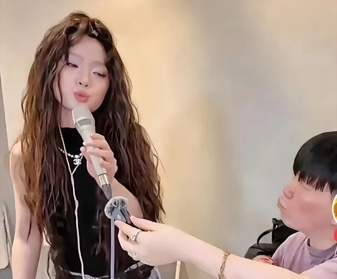 说这两人没关系，鬼都不信！单依纯真是没救了自从上了歌手，她真的是