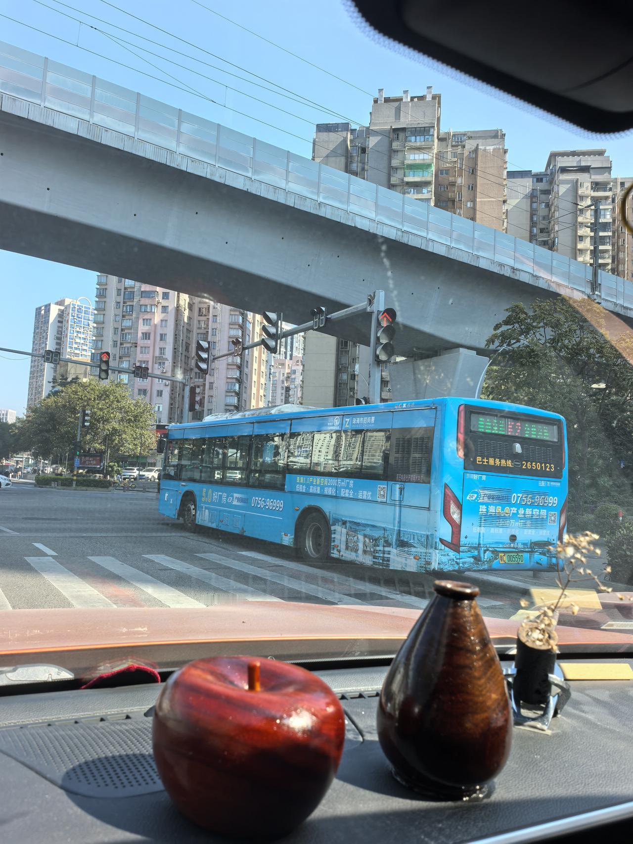 恰好拍到一辆闯红灯的公交车[笑着哭]，聪明的你知道这是哪座城市的公交车吗？[呲牙笑]