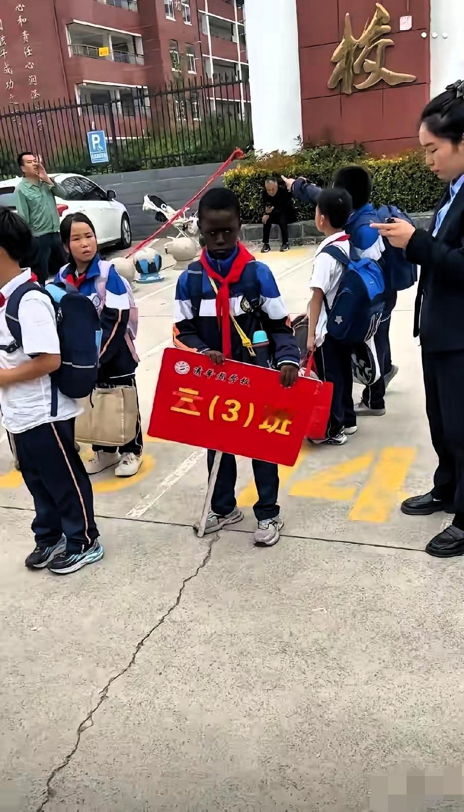 网友不淡定了华夏血脉不能乱在清华园学校的校园里，三（3）班的这位朋友，身着