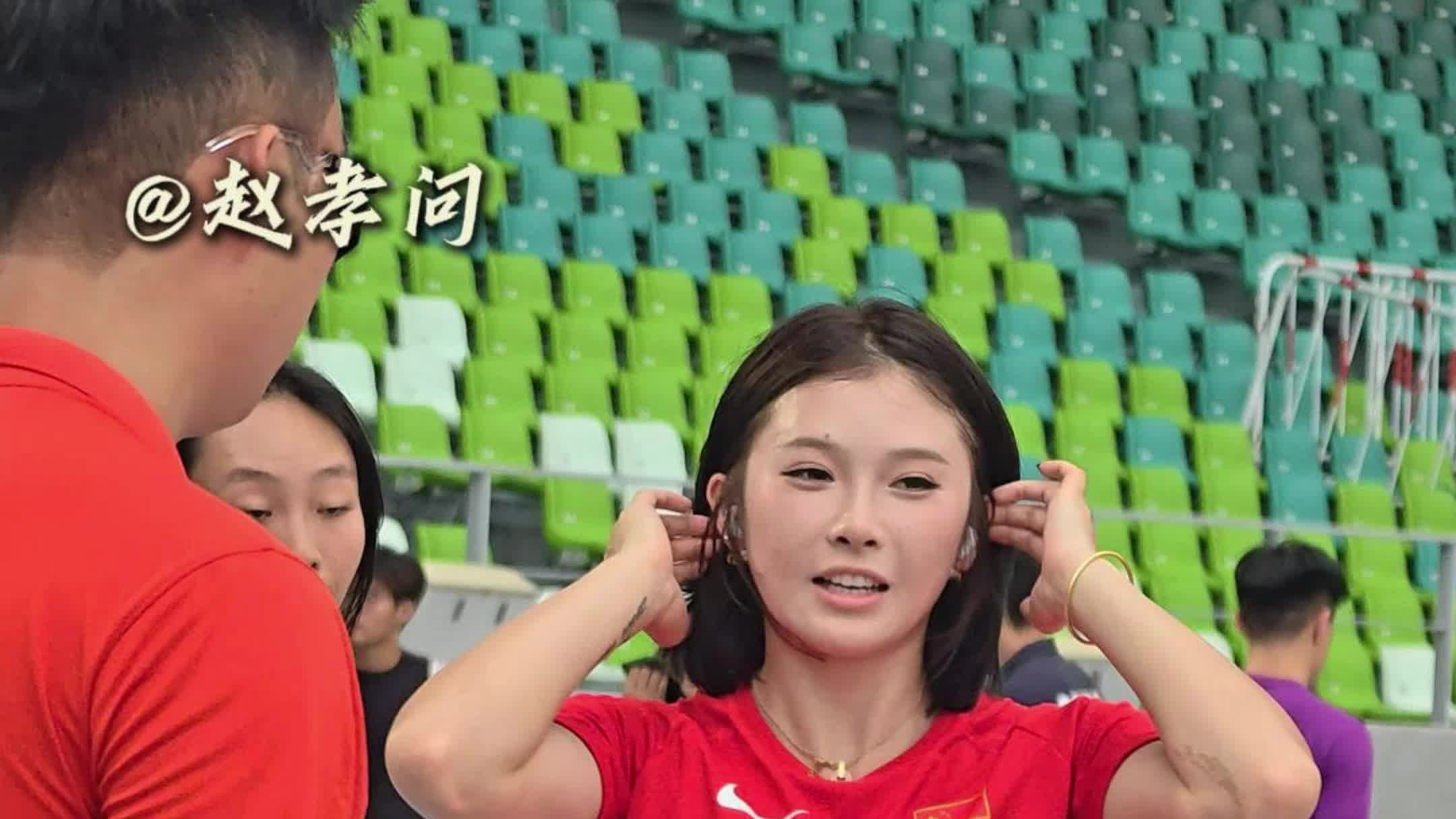 吴艳妮做扔瓶子的示范