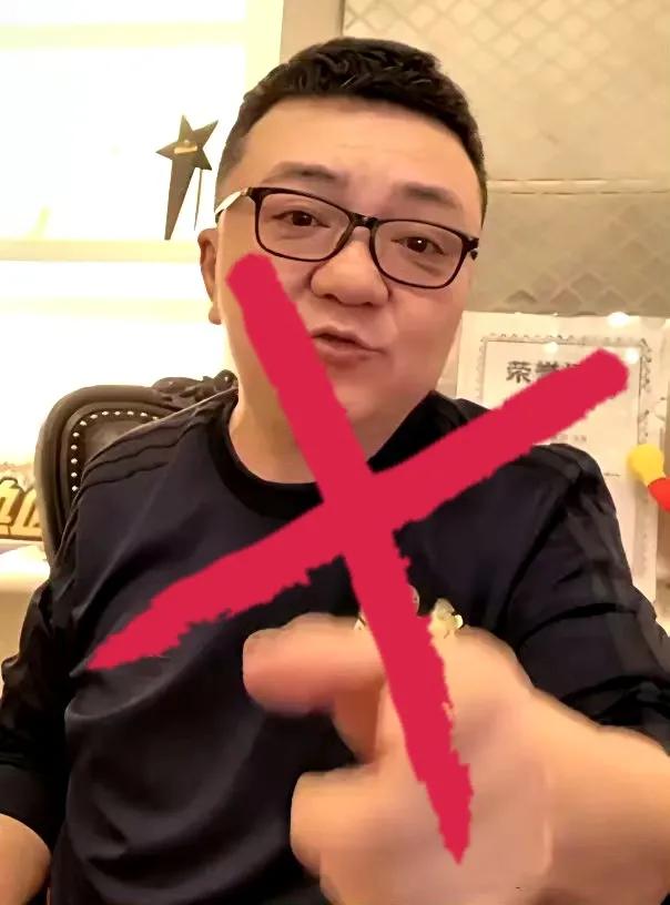 足球评论员董路说：“说实话，中国的球迷大部分是假球迷伪球迷，甚至可以说是球盲，别