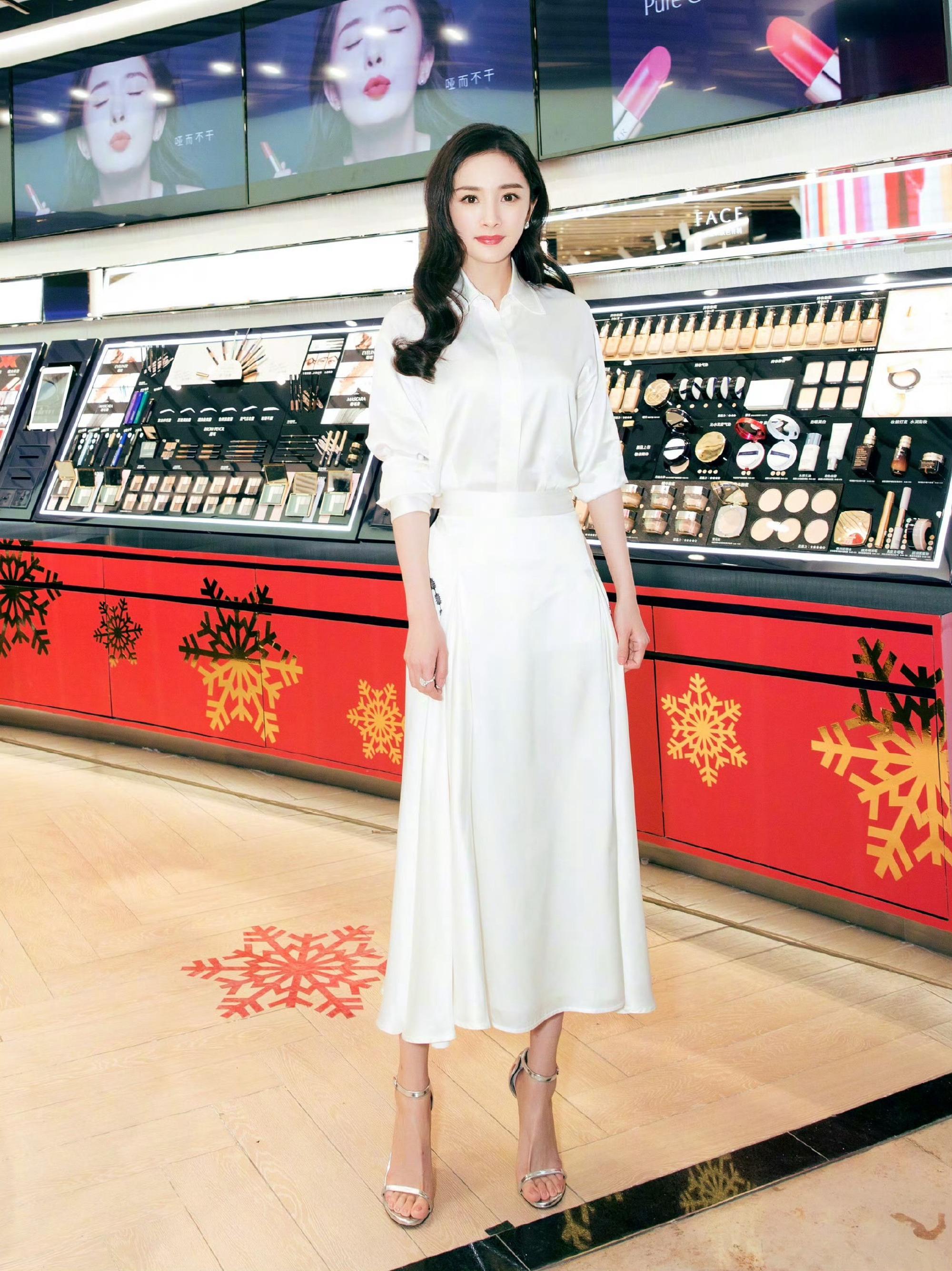 杨幂，一袭白裙，甜美怡人。杨幂