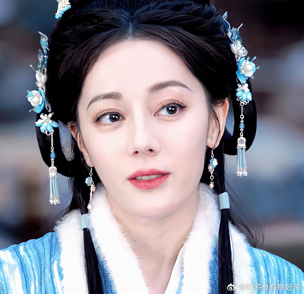 对比下凤九就知道热巴这次造型的问题了首先热巴的眼睛已经够大了应该弱化一下对眼部的