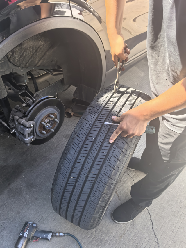 锐界L3000公里首扎哎呀，刚跑了3000公里，就被扎了。修车师傅说是从业以来