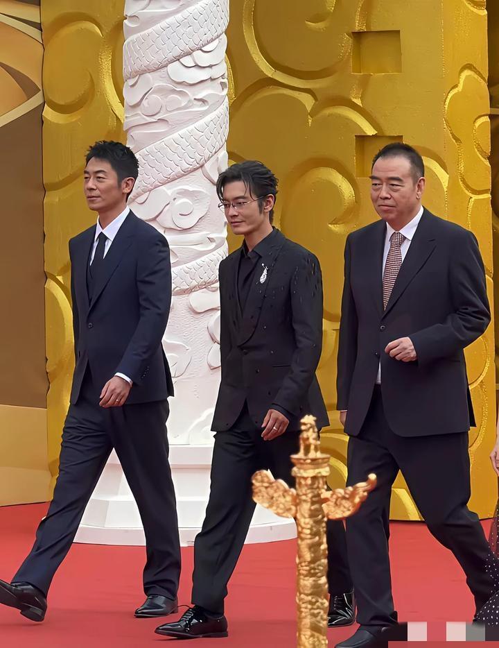 画面中的朱亚文身高修伟，发型利落，剑眉星眸；中间的黄晓明胖瘦合度，疏眉朗目，身长