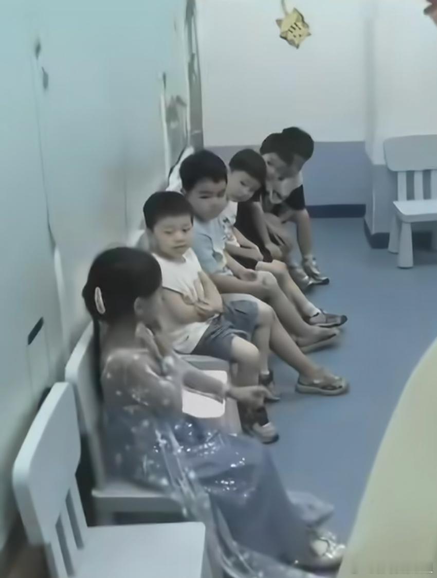 小男孩也都喜欢看小美女​​​