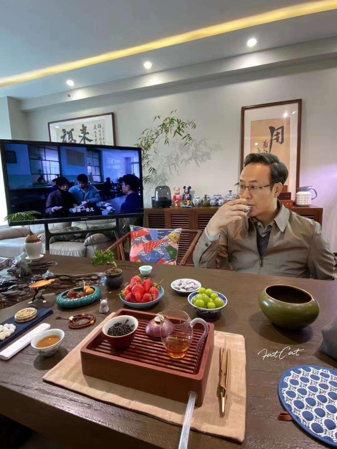 今天跟这个人喝茶，怎么老说吃鱼吃鱼的。