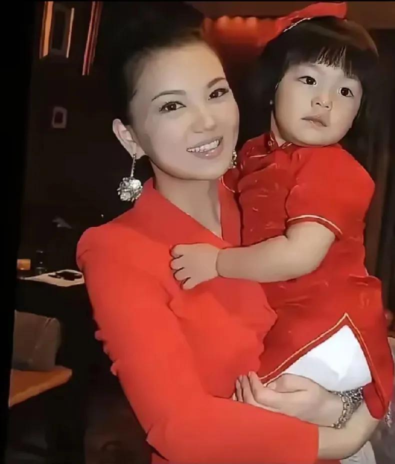 家人们谁懂啊！王诗龄发了个和李湘的长大对比视频，母女俩满屏甜笑超有爱。