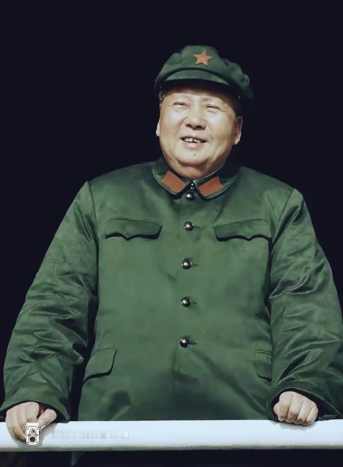 一张慈祥的老照片，毛主席在天安门城楼笑的非常开心。很亲切，很怀念。[玫瑰][玫瑰