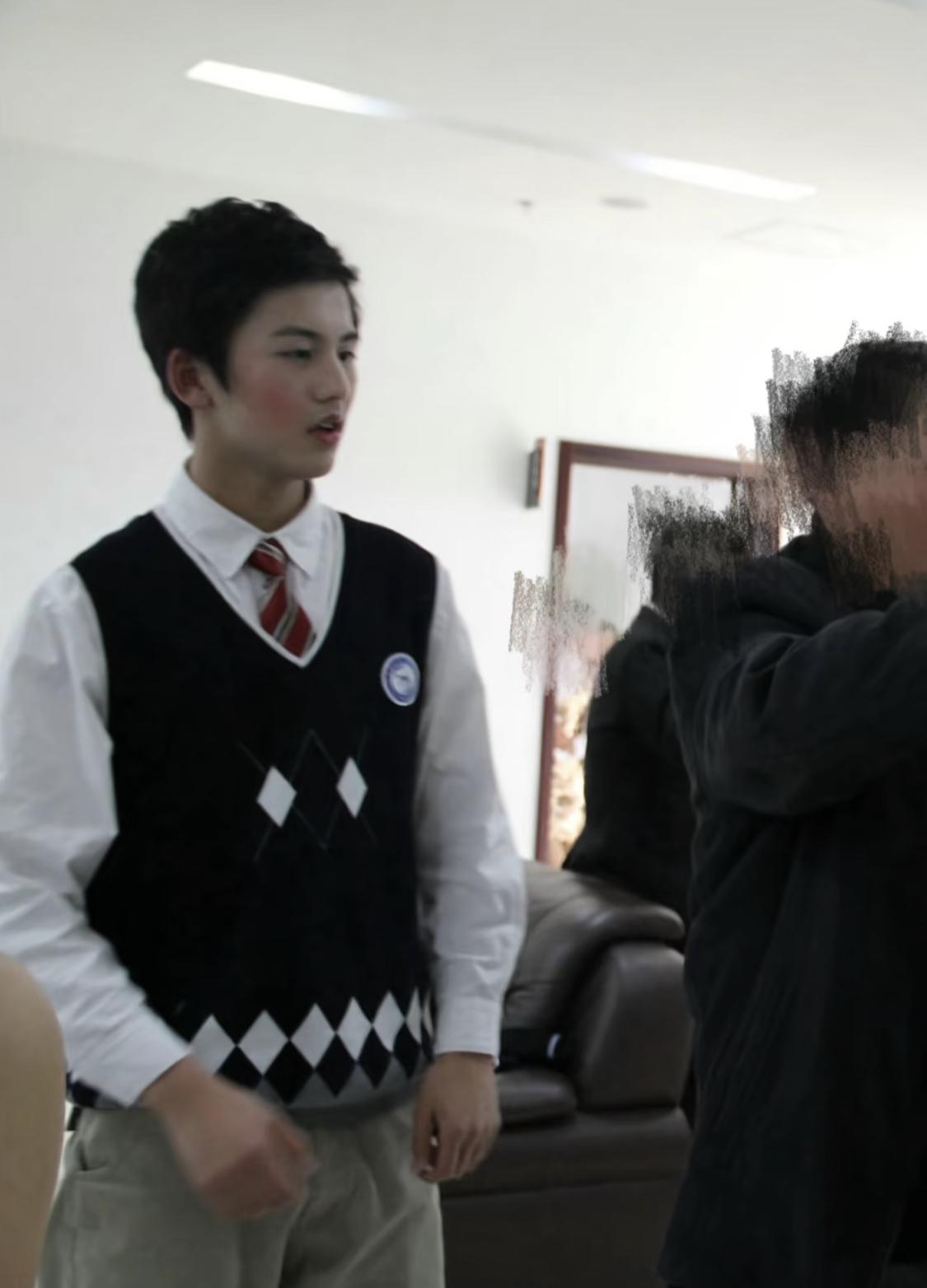 张凌赫早期照片，唇红齿白眉眼非常的优秀。也可以清楚的看出江苏脑袋瓜，后脑勺平平的