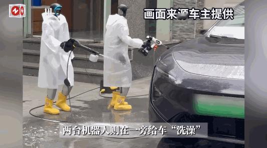 “这就是有钱任性啊！”近日，上海，一男子花几十万元购买了两个机器人，给它们穿上雨