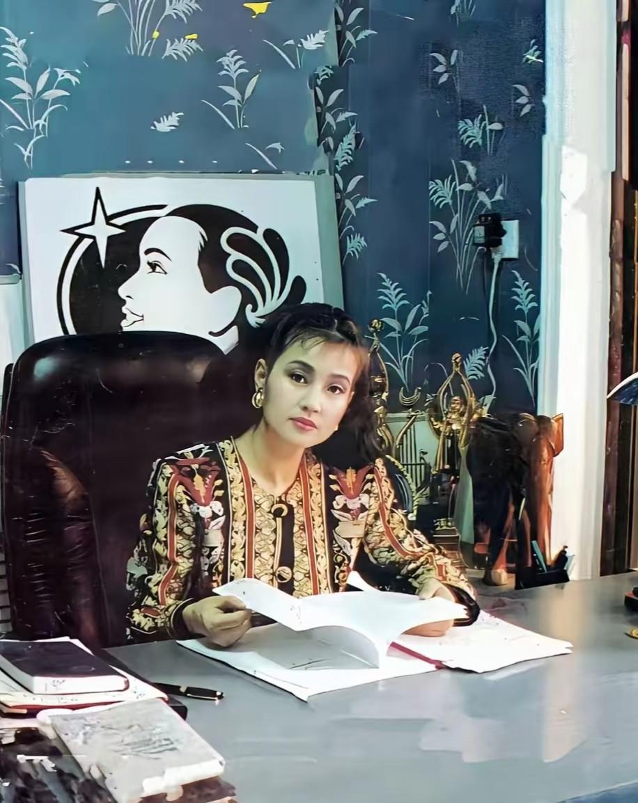 这张照片拍摄于1996年，这个时候的她已经46岁了，但是看起来依然非常年轻漂亮，