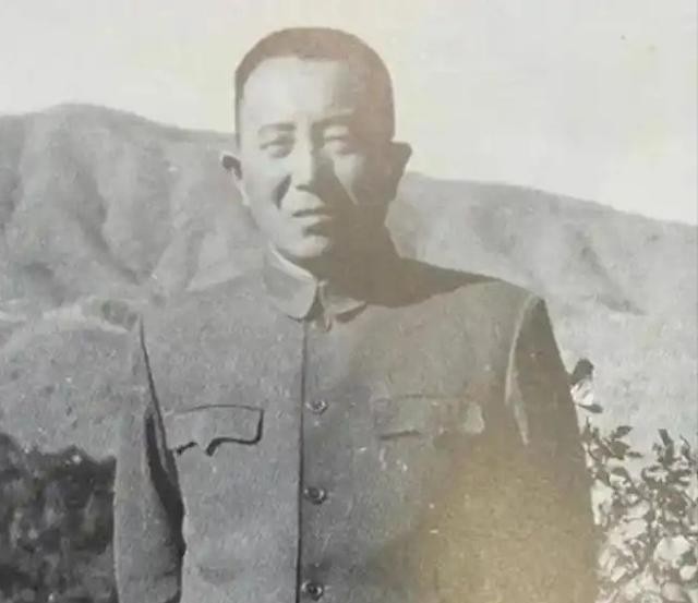 总参谋长罗瑞卿跳楼后，毛主席既生气又心疼，派汪东兴去看望他，汪东兴对罗瑞卿说：毛
