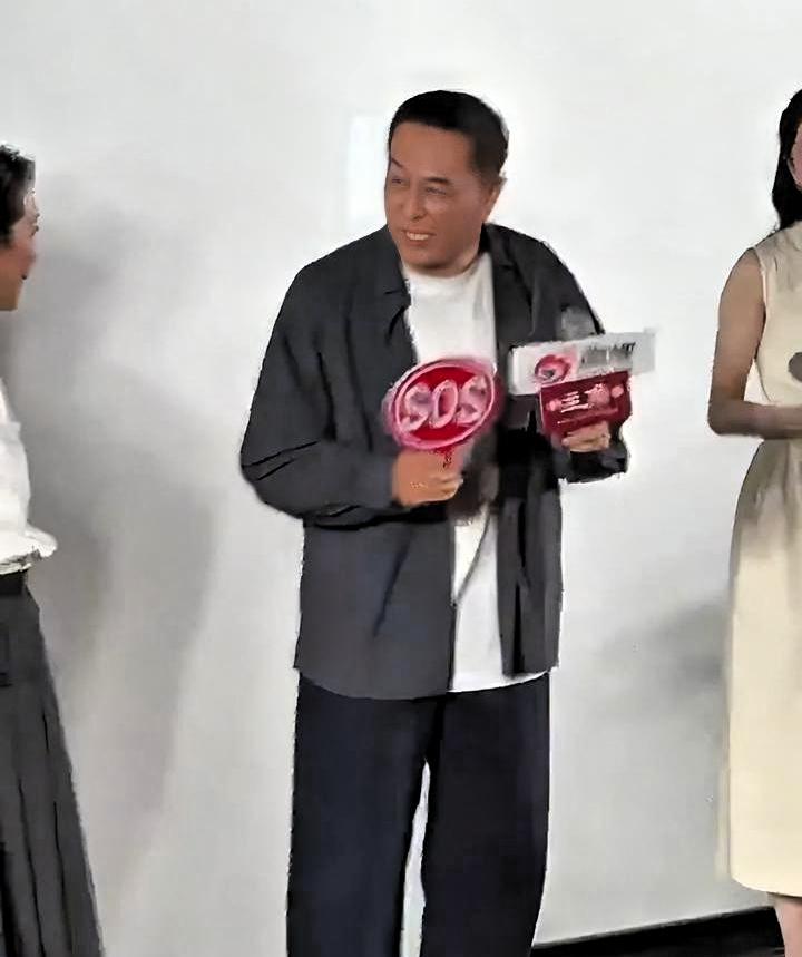 张嘉益在追剧团现场被塞了个SOS手牌。他举起来，满脸写着“我是谁我在哪”。5