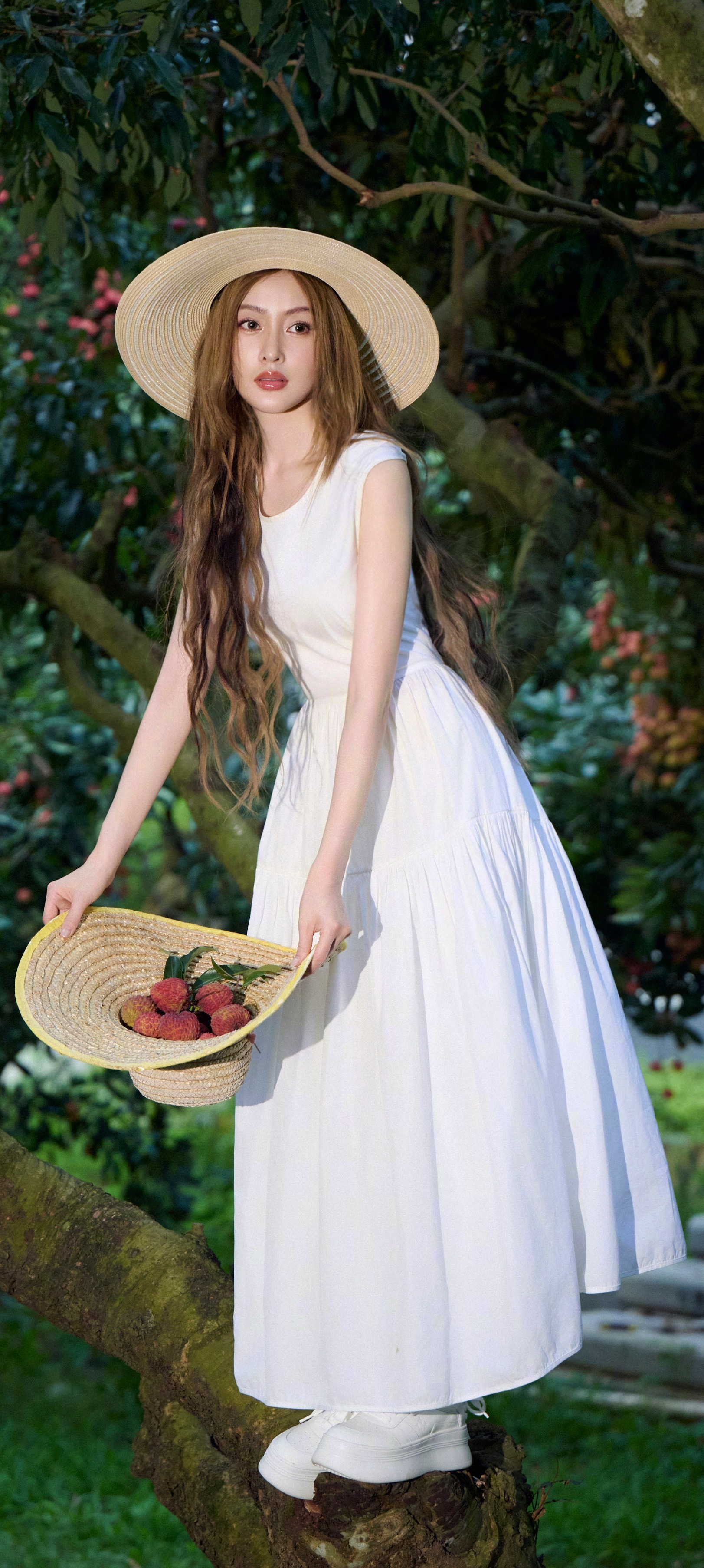 张天爱手机全屏穿搭壁纸：十七娘荔枝园采摘记。张天爱