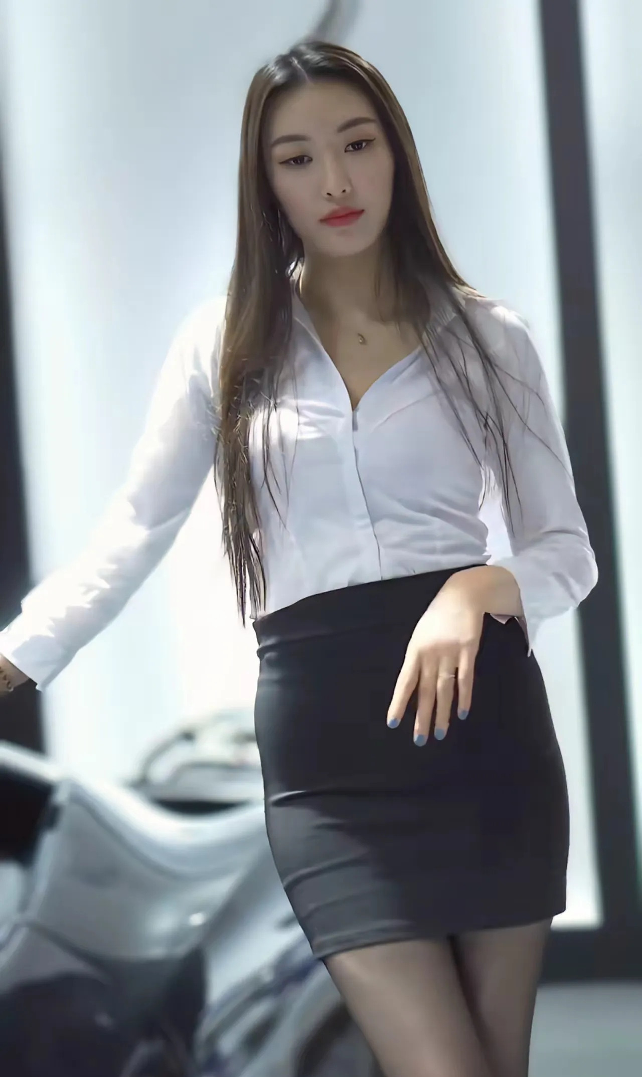 在深圳车展上，有个车模可太吸睛了！“包臀裙+黑丝袜+高跟鞋”的搭配，她...