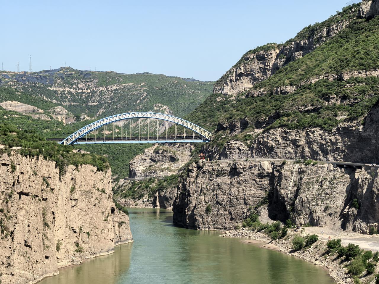 黄河东岸挂壁道路，距离河面50~300米，98%里程智驾。伸头看看下方青绿色黄河