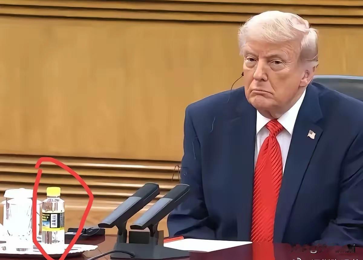 这次宴请火出圈的，竟然是那瓶专属的矿泉水。大家都认为在这么重大的场合，那瓶矿泉