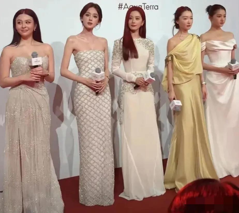 五星同框，最美的就是身姿曼妙，粉面含春的欧阳娜娜与照片最右侧的关晓彤！长发翩