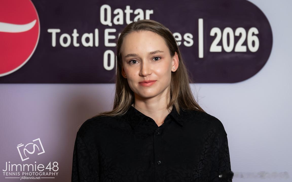 多哈莱巴金娜和斯瓦泰克的晚宴图赛会一号种子和二号种子的晚宴礼服图，莱巴金娜多了些