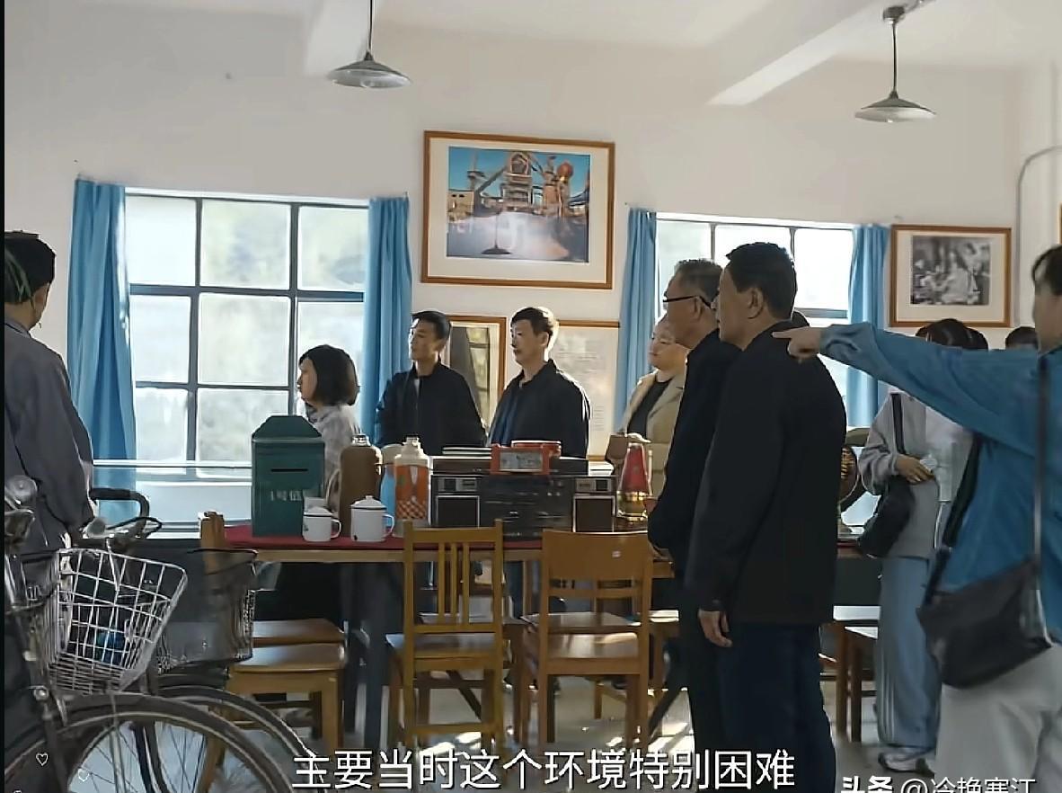 一群退休工人天天假装开工厂，就为骗一个患痴呆的老总工！你别笑他们疯，严总工得了