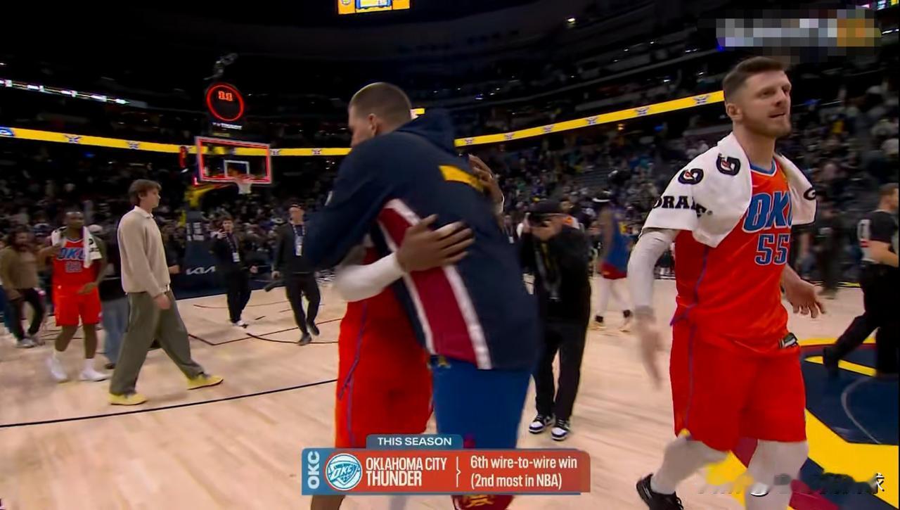 掘金超级球星约基奇真是输球不输人！虽然今天掘金在主场以111：121不敌卫冕冠军