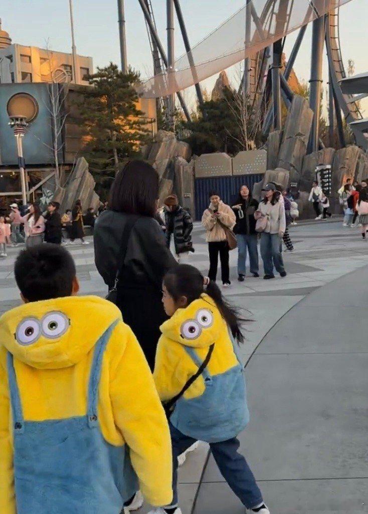 颖儿带小月亮逛环球影城