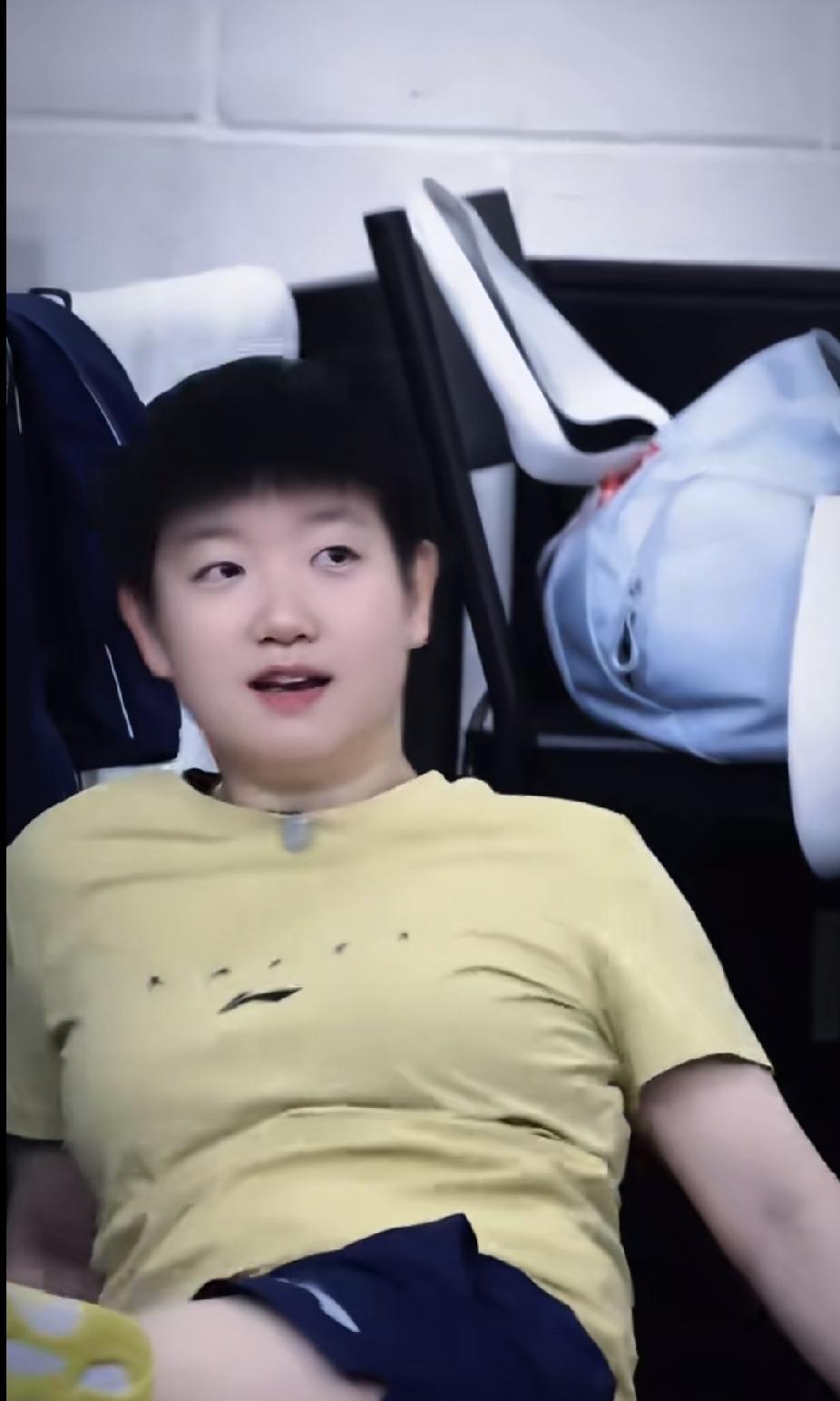 孙颖莎这双眼睛真的太有灵气了体能间隙靠在椅子上闲聊的莎莎，简简单单一件黄T