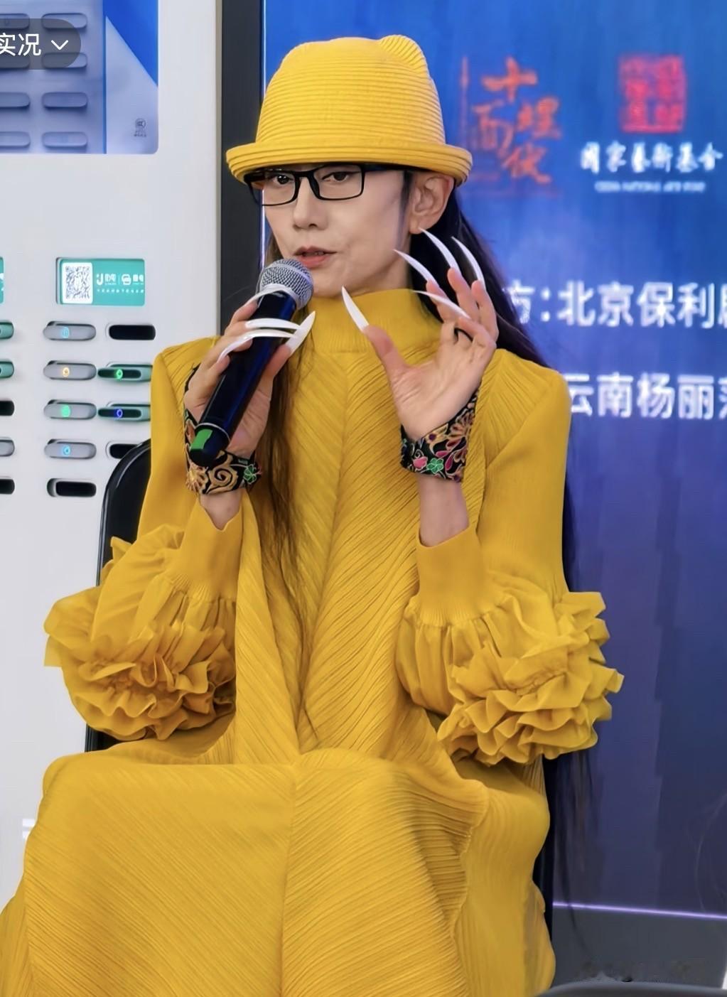 发现了一个问题，杨丽萍老师的面相越来越男相了，不知道是不是灯光的关系，兄弟面部感