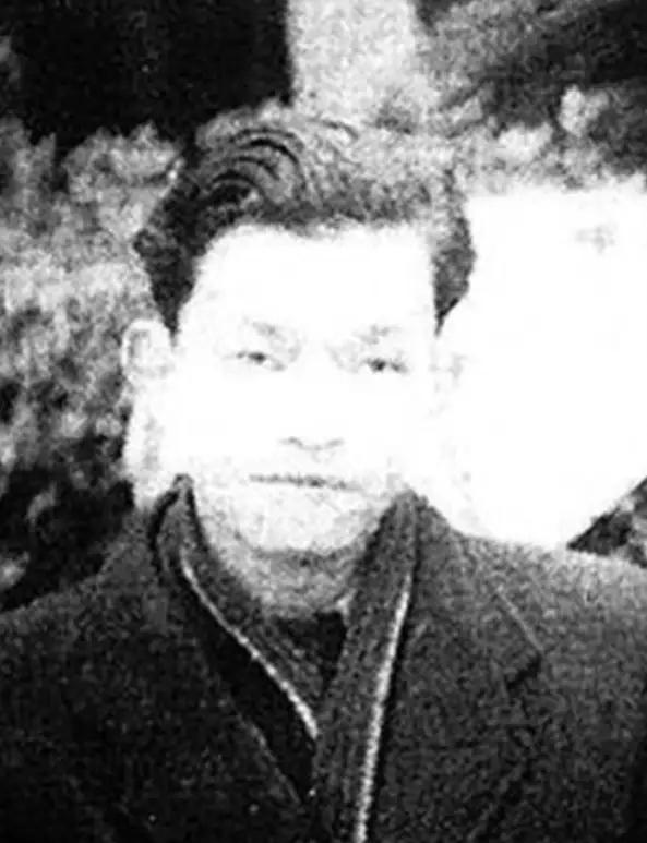 1949年，重庆解放后，特务头子李修凯在大街上遇到了一个地下党员，地下党员大喊：