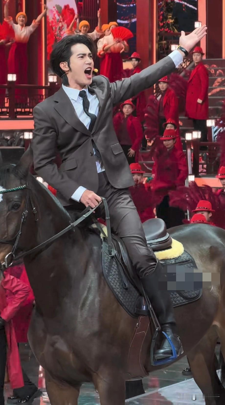 马再厉害，不会控马的人在嘈杂的舞台上也驾驭不了他，所以还得是人厉害！[微笑]马儿