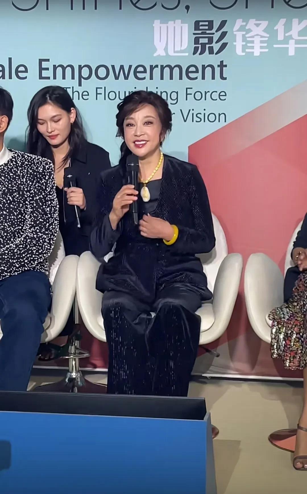 庆奶最近这是换团队了吗？这穿搭、妆容太赞了！上午见她参加戛纳红毯，雍容大气，