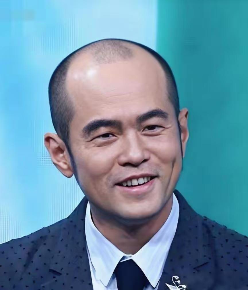 周杰伦的秃然一点也不突然！周杰伦并非是最近几年才秃顶的，看他刚出道时候的照片