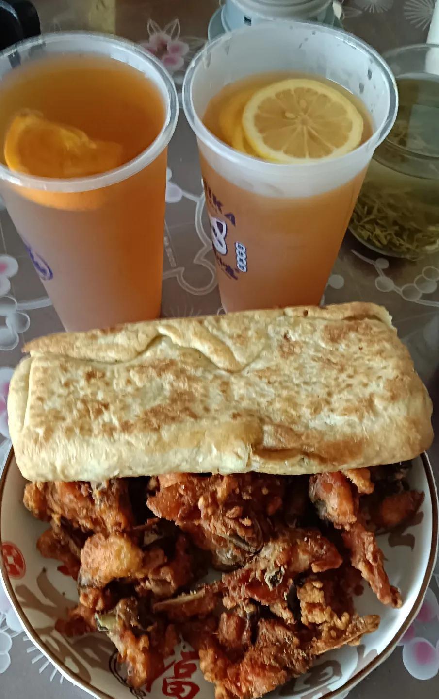 今天热的不想做饭，也不想吃饭，其实米饭已经蒸好了，当我和小六买了西瓜上来之后，小
