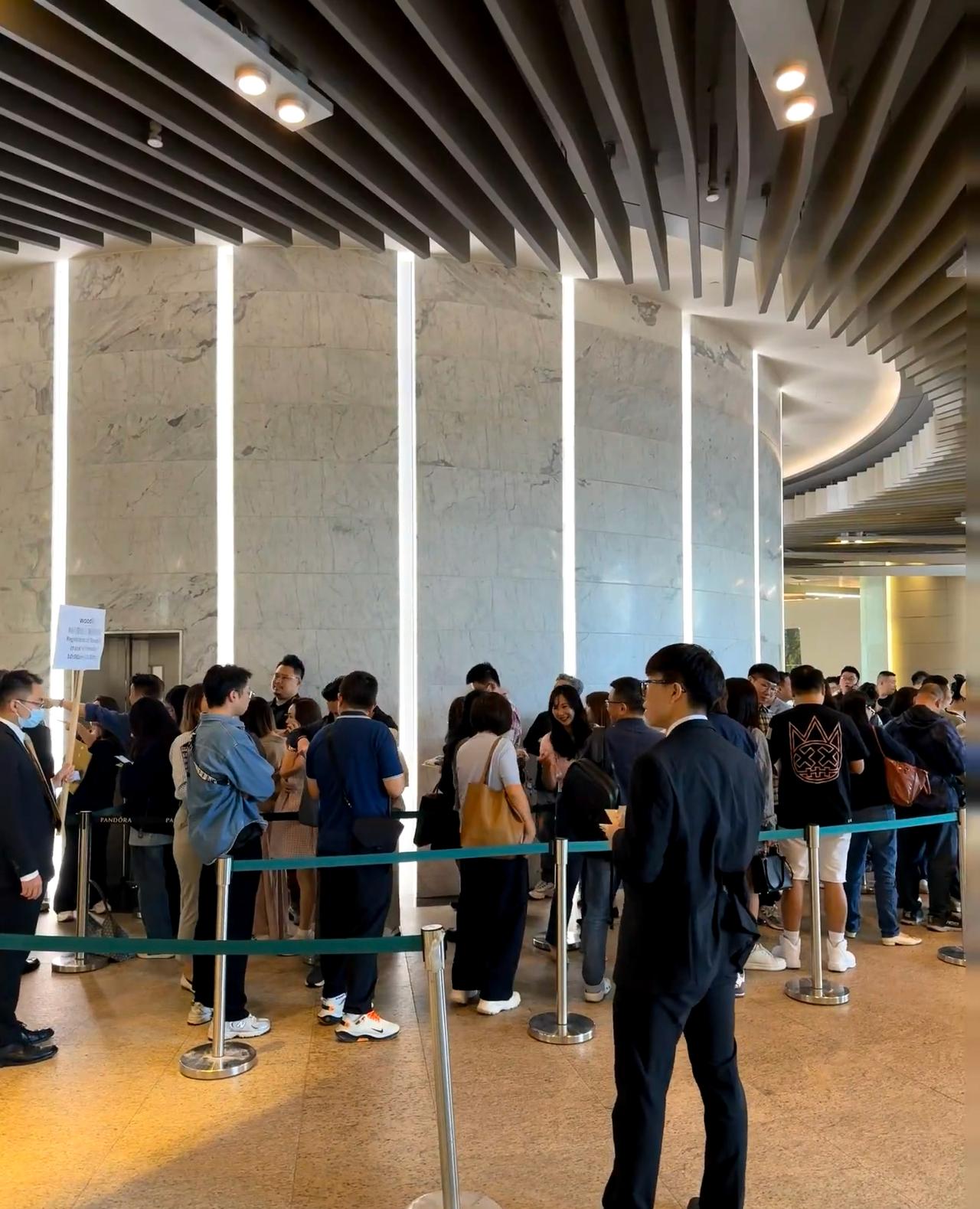 香港又开始排队买楼了。小户型涨的快跌得也快,要考虑现入单价有没性价比,就算当