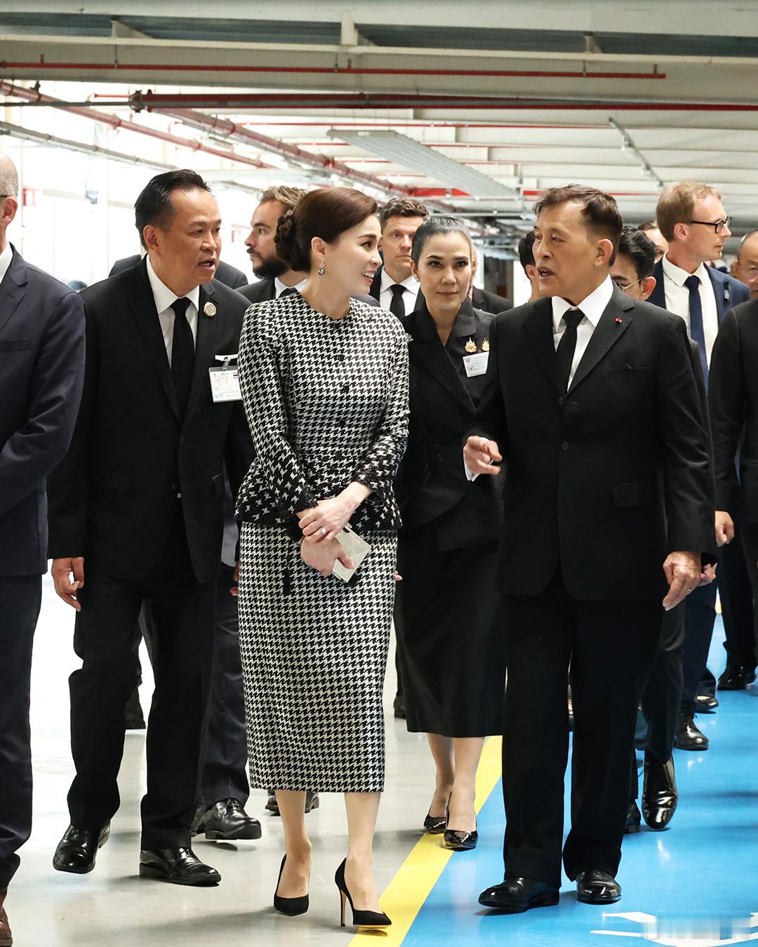 泰国王室🇹🇭7月2日，哇集拉隆功国王和苏提达王后视察航空公司运营工作，并亲
