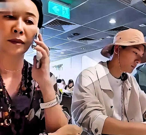 最近单依纯翻唱《李白》没拿到版权，网上吵翻了。有人说“就几句至于吗”，也有人翻出