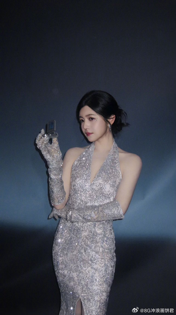 陈妍希赛博千金陈妍希今晚真的把“赛博千金”四个字穿在身上了！深V挂脖、高开衩鱼