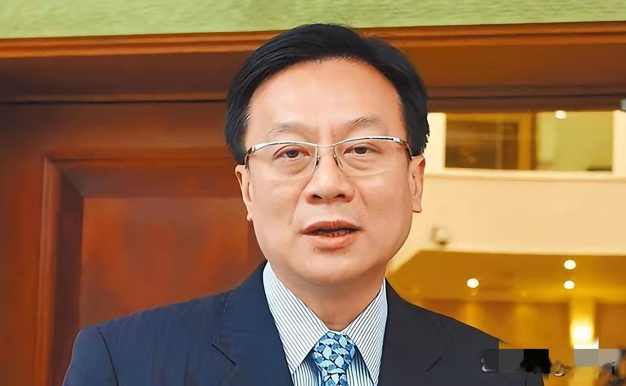 国民党主席候选人卓伯源今在高雄政见发表会上指出,6位候选人中郑丽文与罗智强都很年