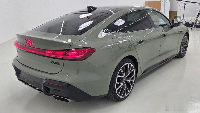 奥迪A5LSportback，以溜背设计勾勒出流畅的线条，无框车门彰显对自由的