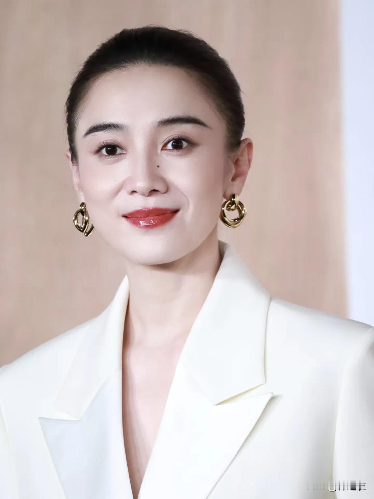 感觉我小时候宋佳挺火的，那会儿家家户户都看过闯关东吧，而且中央台经常有她演的一些