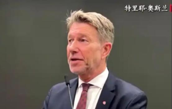 最近欧盟算是把自己玩懵了，脸打得那叫一个响，就在今年1月26号，欧盟27个国家还